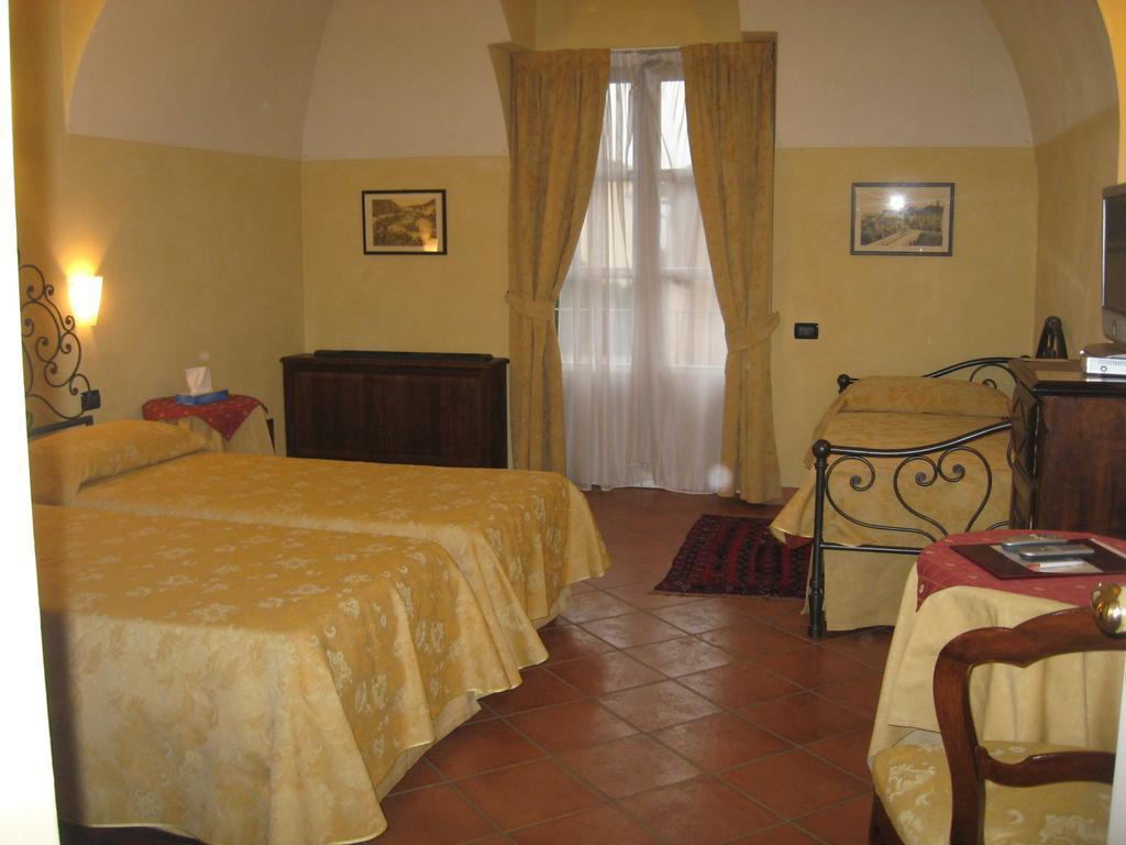 Hotel Palazzo Di Mezzo Carrù Oda fotoğraf