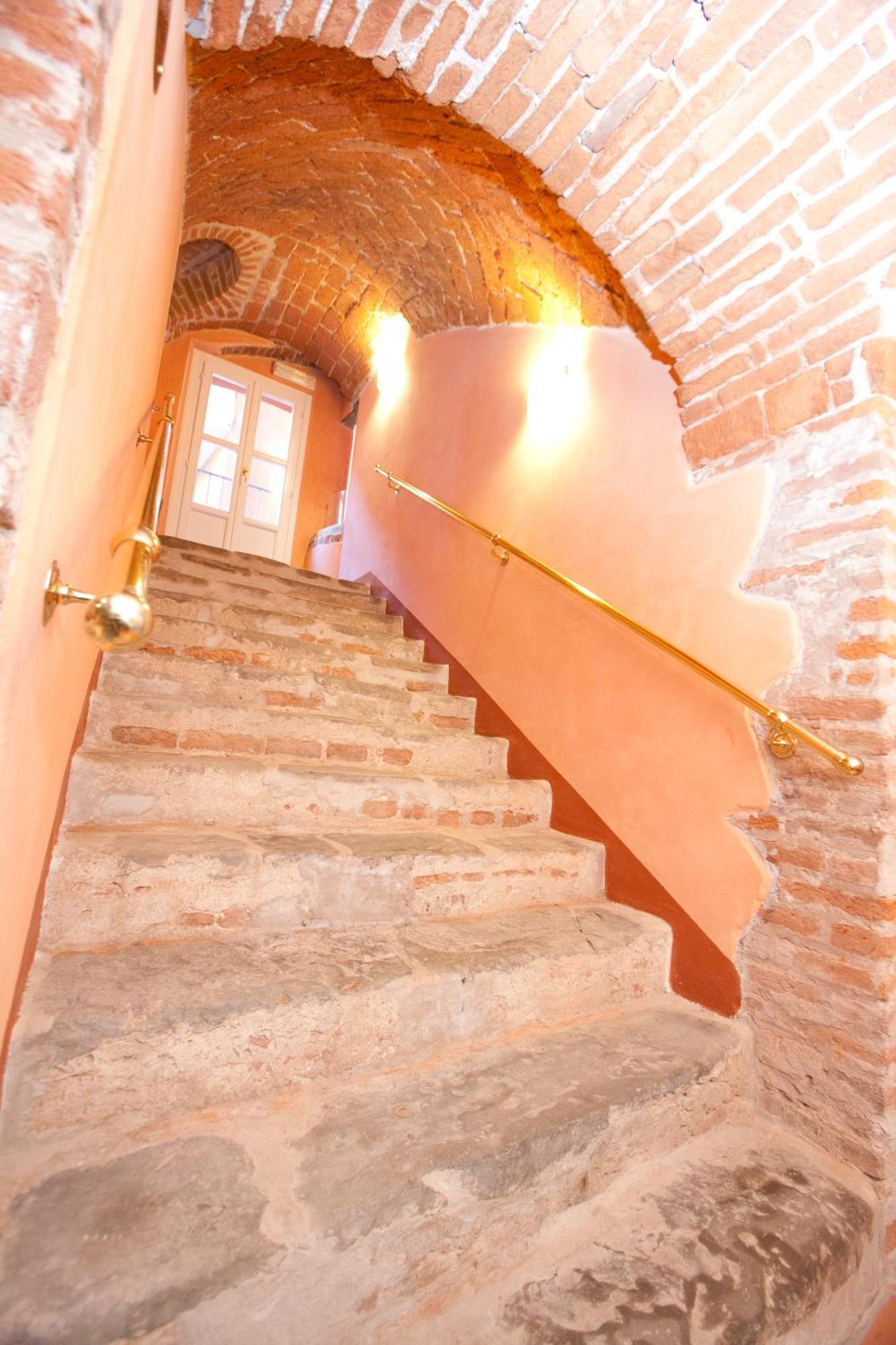 Hotel Palazzo Di Mezzo Carrù Dış mekan fotoğraf