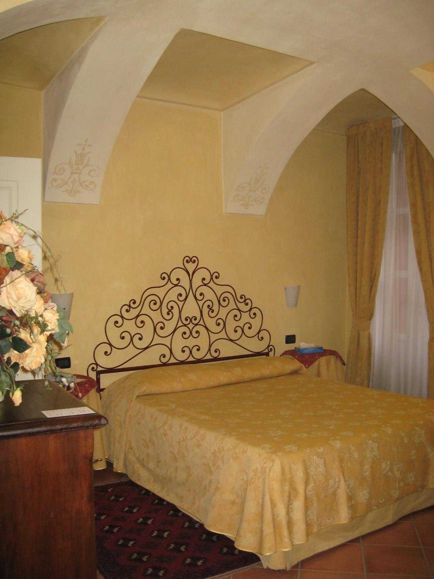 Hotel Palazzo Di Mezzo Carrù Oda fotoğraf