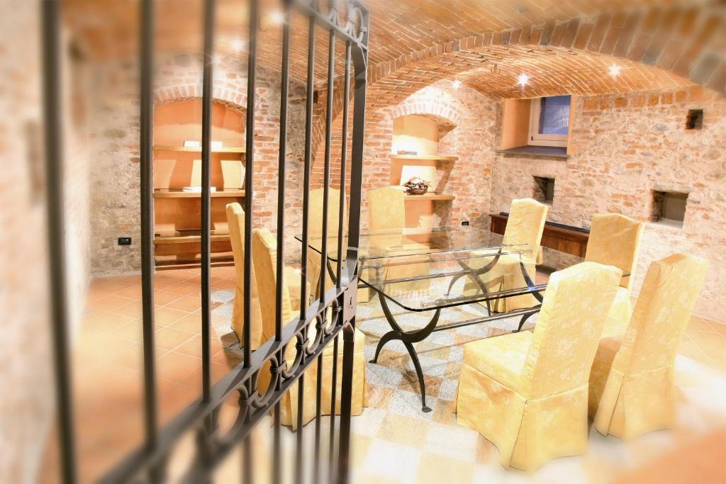 Hotel Palazzo Di Mezzo Carrù Dış mekan fotoğraf