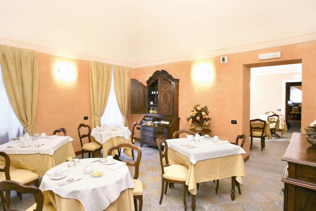 Hotel Palazzo Di Mezzo Carrù Dış mekan fotoğraf