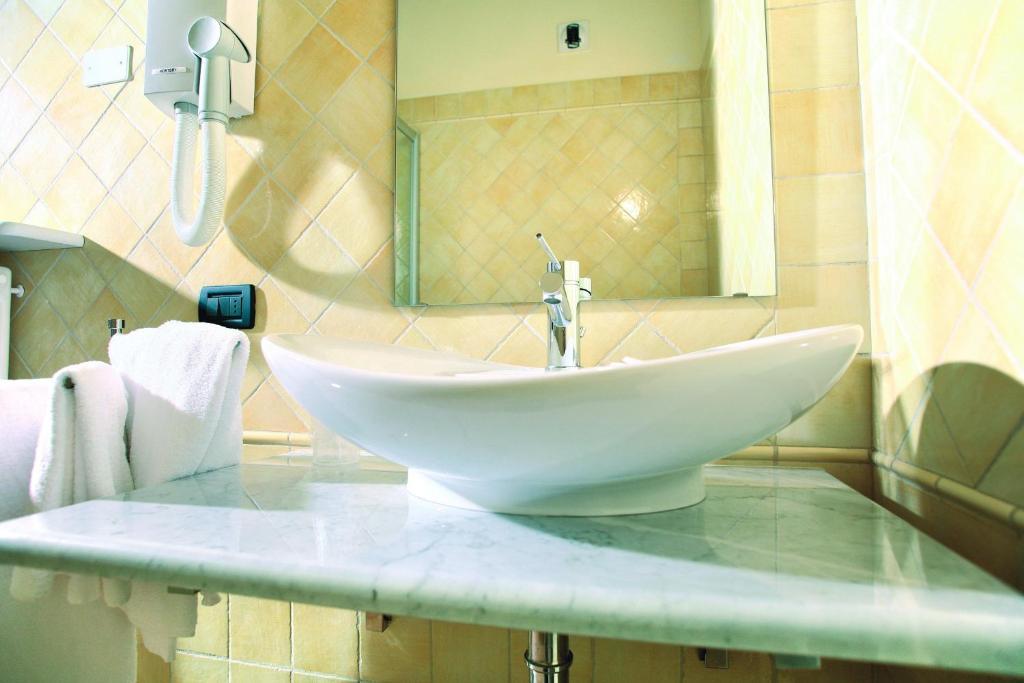 Hotel Palazzo Di Mezzo Carrù Dış mekan fotoğraf